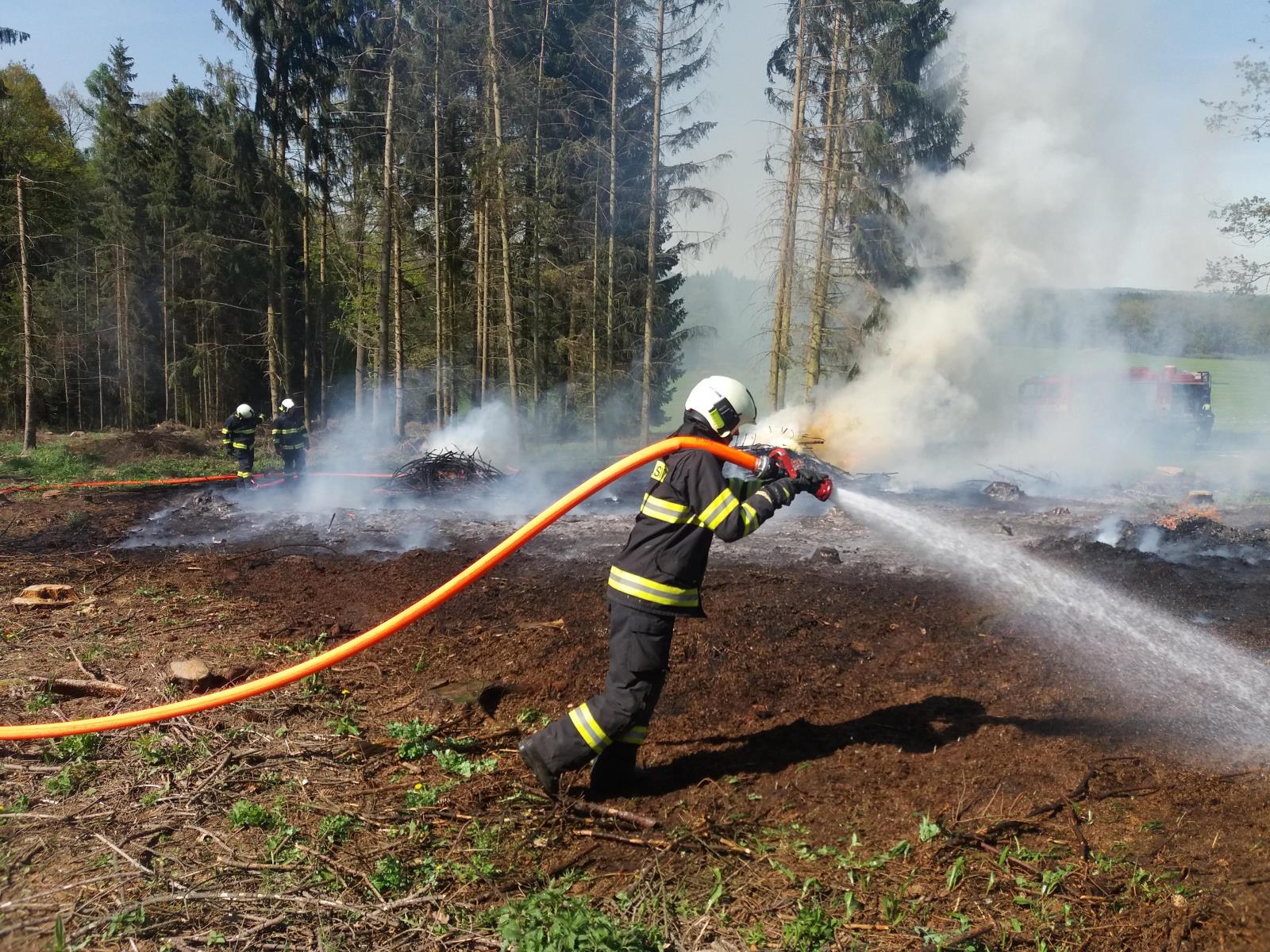 Požár hrabanky, Hnojná Lhota - 27. 4. 2018 (5).jpg
