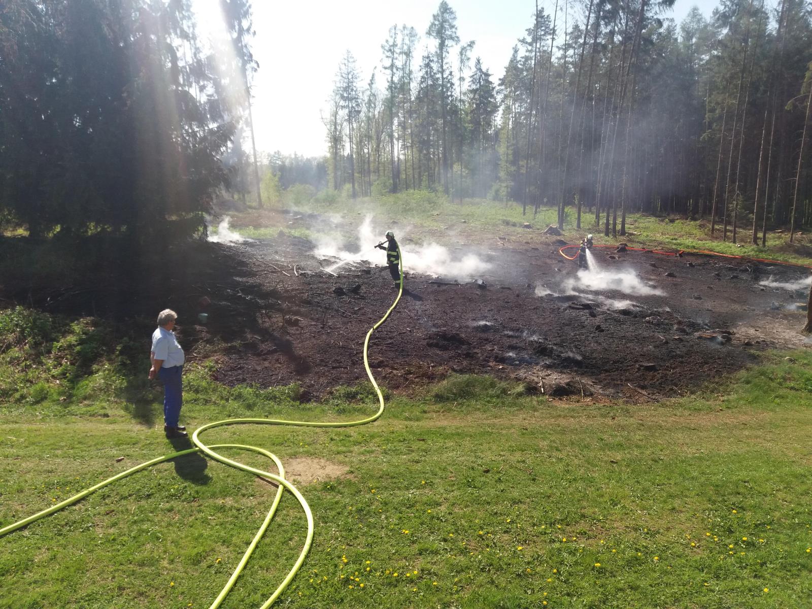 Požár hrabanky, Hnojná Lhota - 27. 4. 2018 (8).jpg