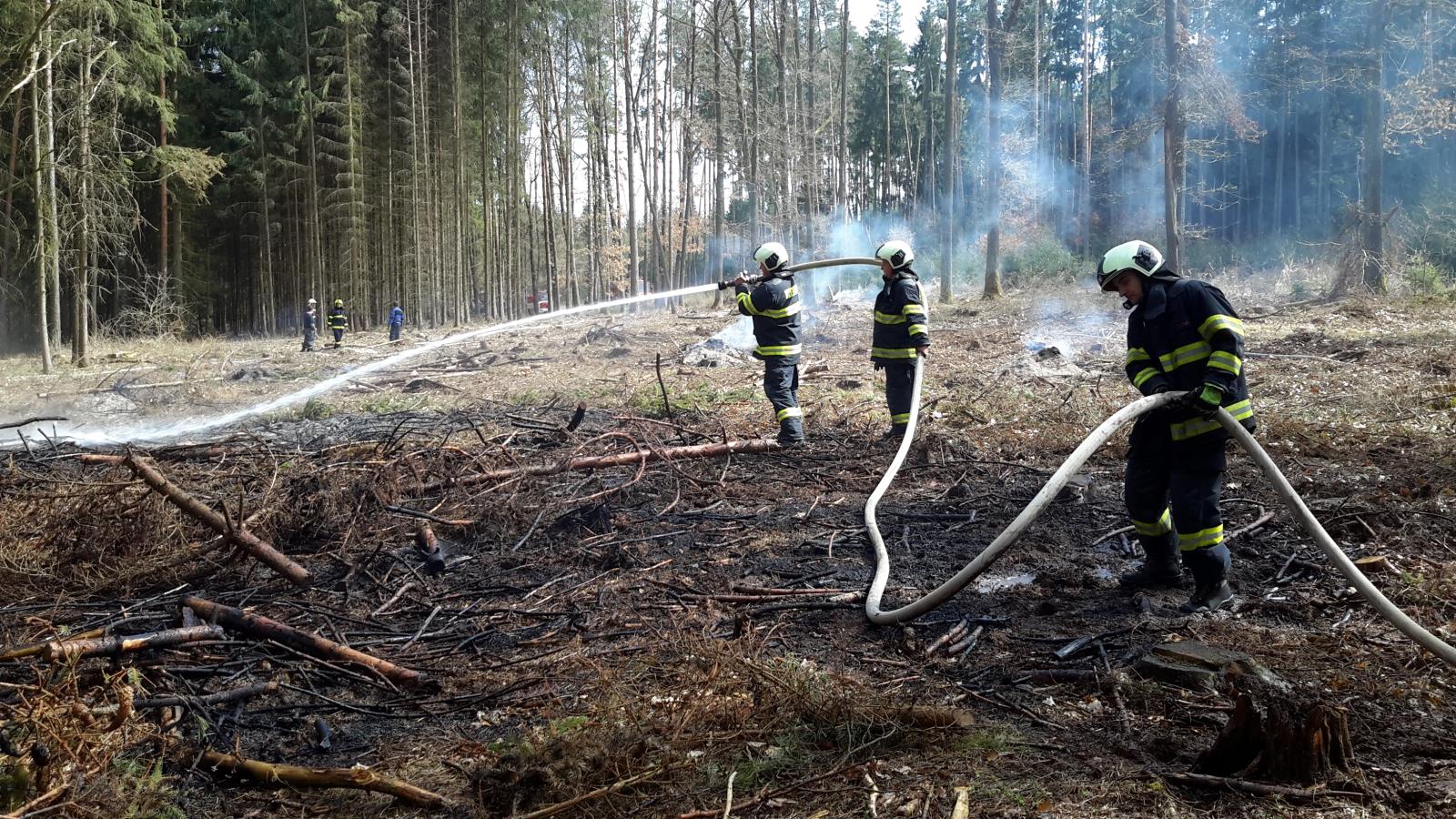 Požár hrabanky, Radětice - 4. 4. 2018 (2).jpg