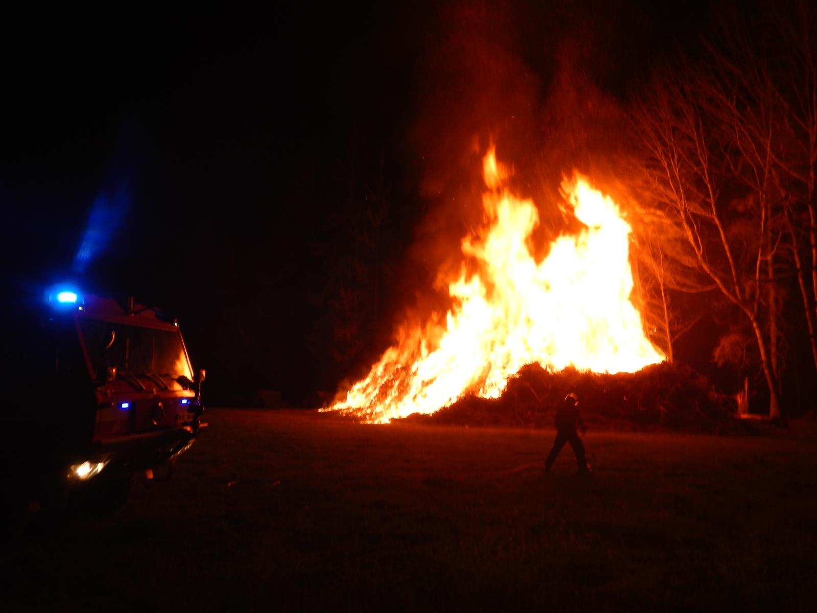 Požár klestu, Jindřichův Hradec - 27. 4. 2019 (4).JPG