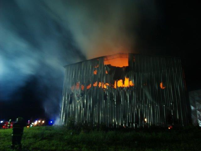 Požár kolny se senem, Slavonice - 15. 7. 2019 (2).jpg