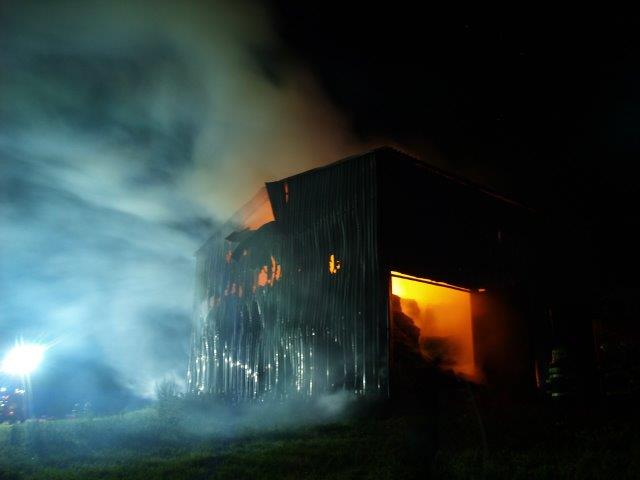 Požár kolny se senem, Slavonice - 15. 7. 2019 (3).jpg