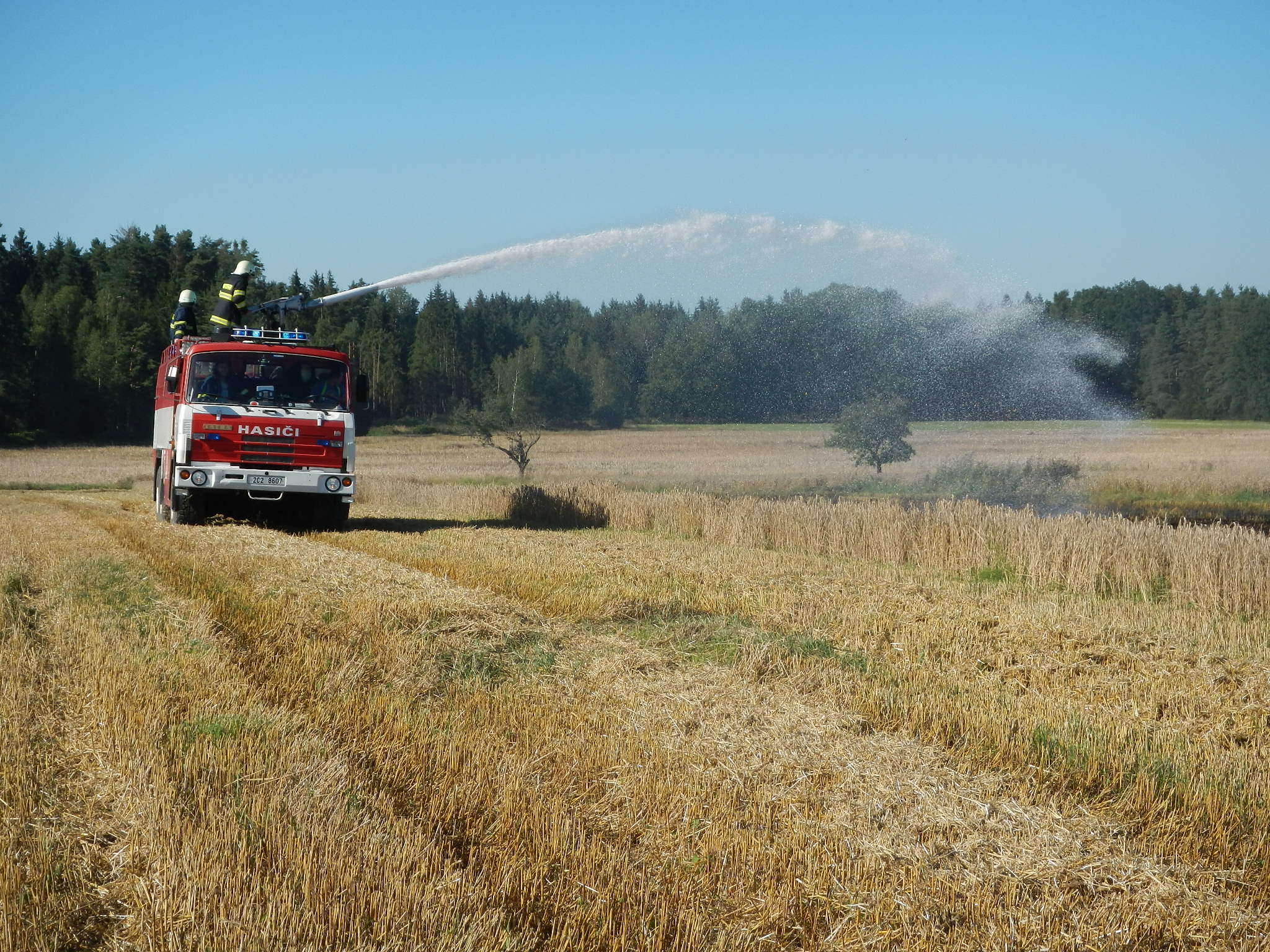 Požár kombajnu a pole, Zlukov - 8. 8. 2016 (7).JPG