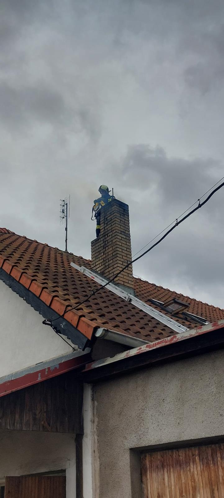 Požár komína, Záluží - 5. 2. 2022 (2).jpg