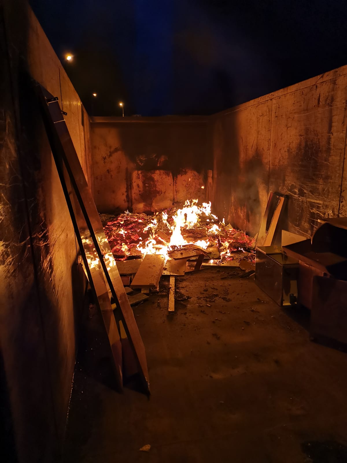 Požár kontejneru, České Budějovice - 19. 2. 2020 (1).jpg