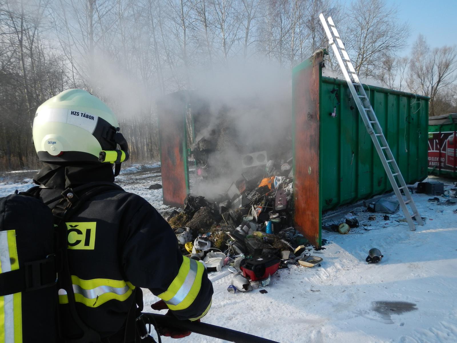 Požár kontejneru, Planá nad Lužicí - 21. 2. 2018 (1).JPG