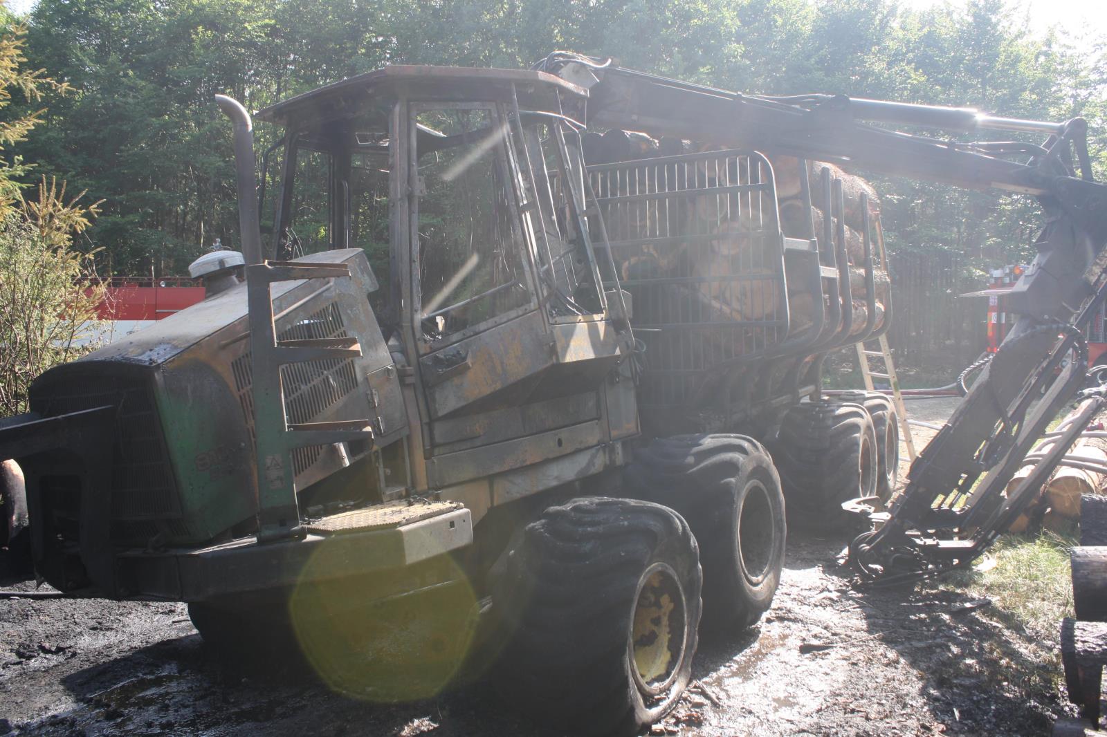 Požár lesního stroje, Velechvín - 31. 8. 2017 (2).JPG