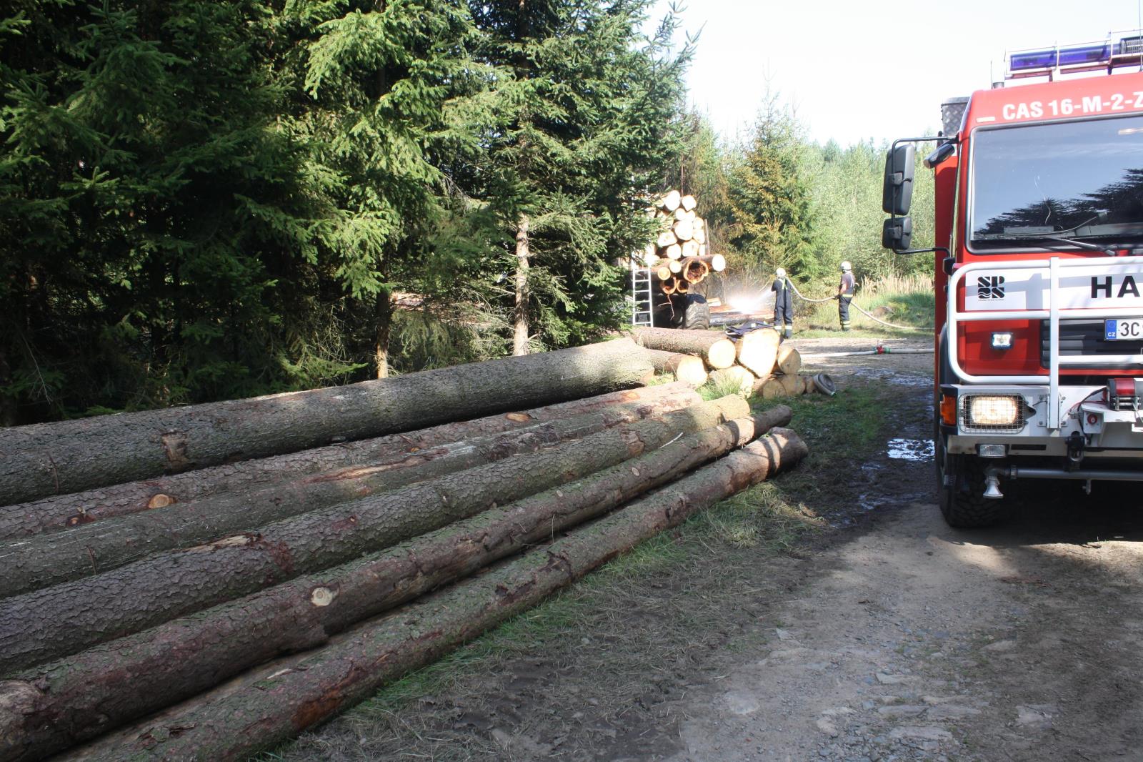 Požár lesního stroje, Velechvín - 31. 8. 2017 (3).JPG