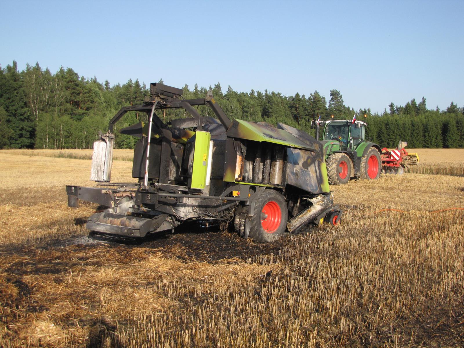 Požár lisu a pole, Žďár - 31. 7. 2017 (2).JPG