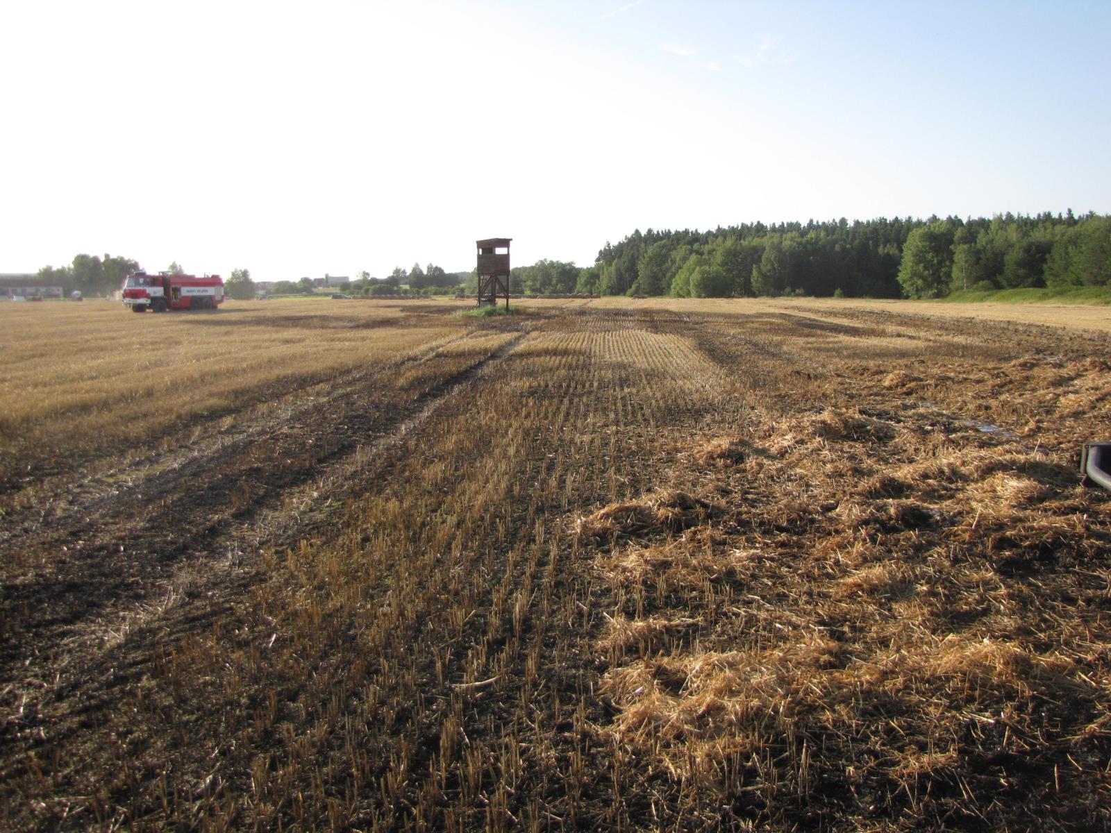 Požár lisu a pole, Žďár - 31. 7. 2017 (3).JPG