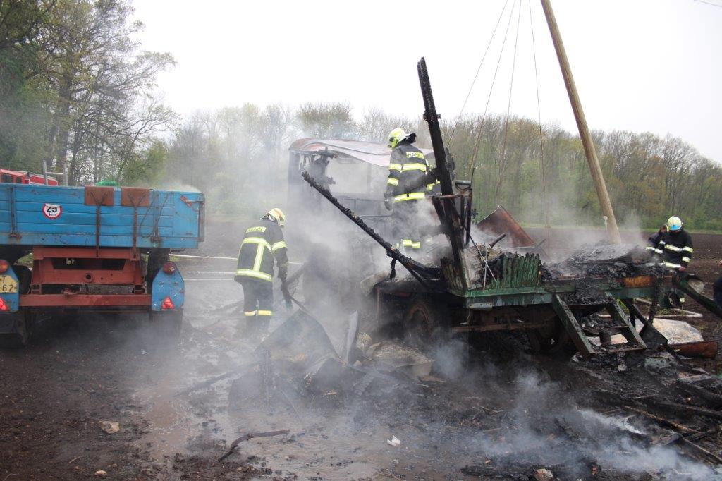 Požár maringotky Radovesice (1).jpg