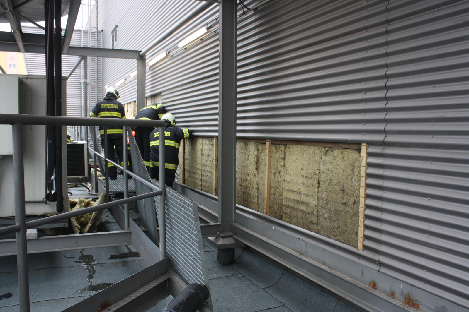 Požár obvodového pláště OC Čtyři Dvory, České Budějovice - 24. 3. 2019 (2).JPG