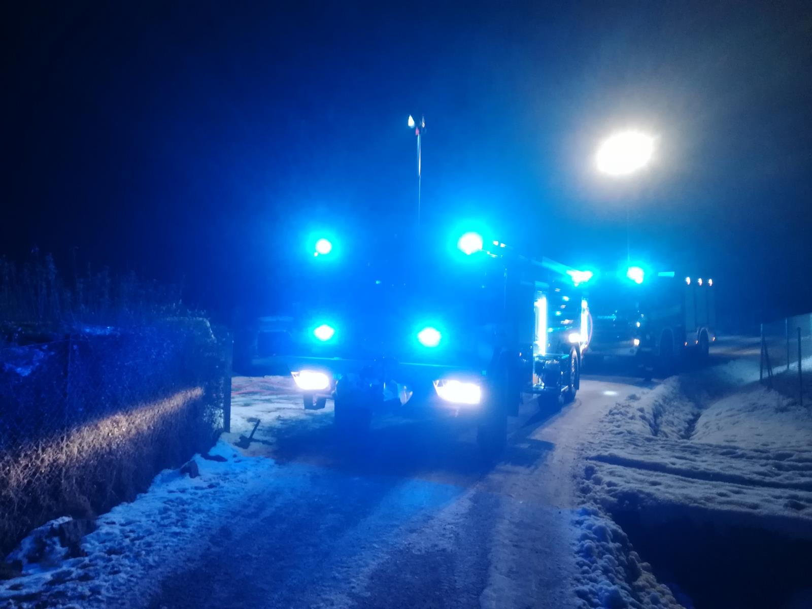 Požár pergoly u udírny, Všeměřice - 1. 1. 2021 (1).jpg