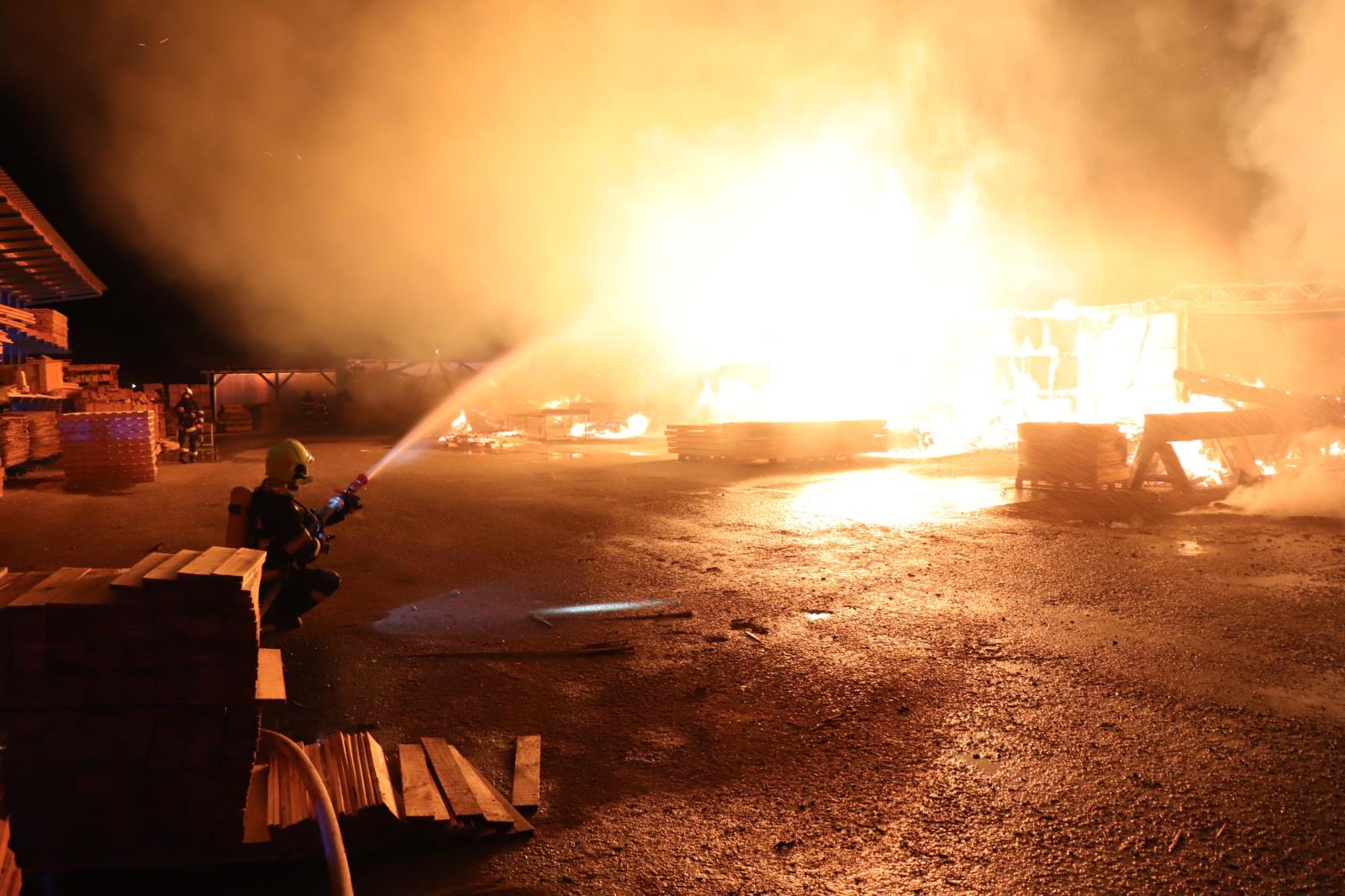 Požár pily, Mirkovice - 26. 4. 2019 (33).JPG