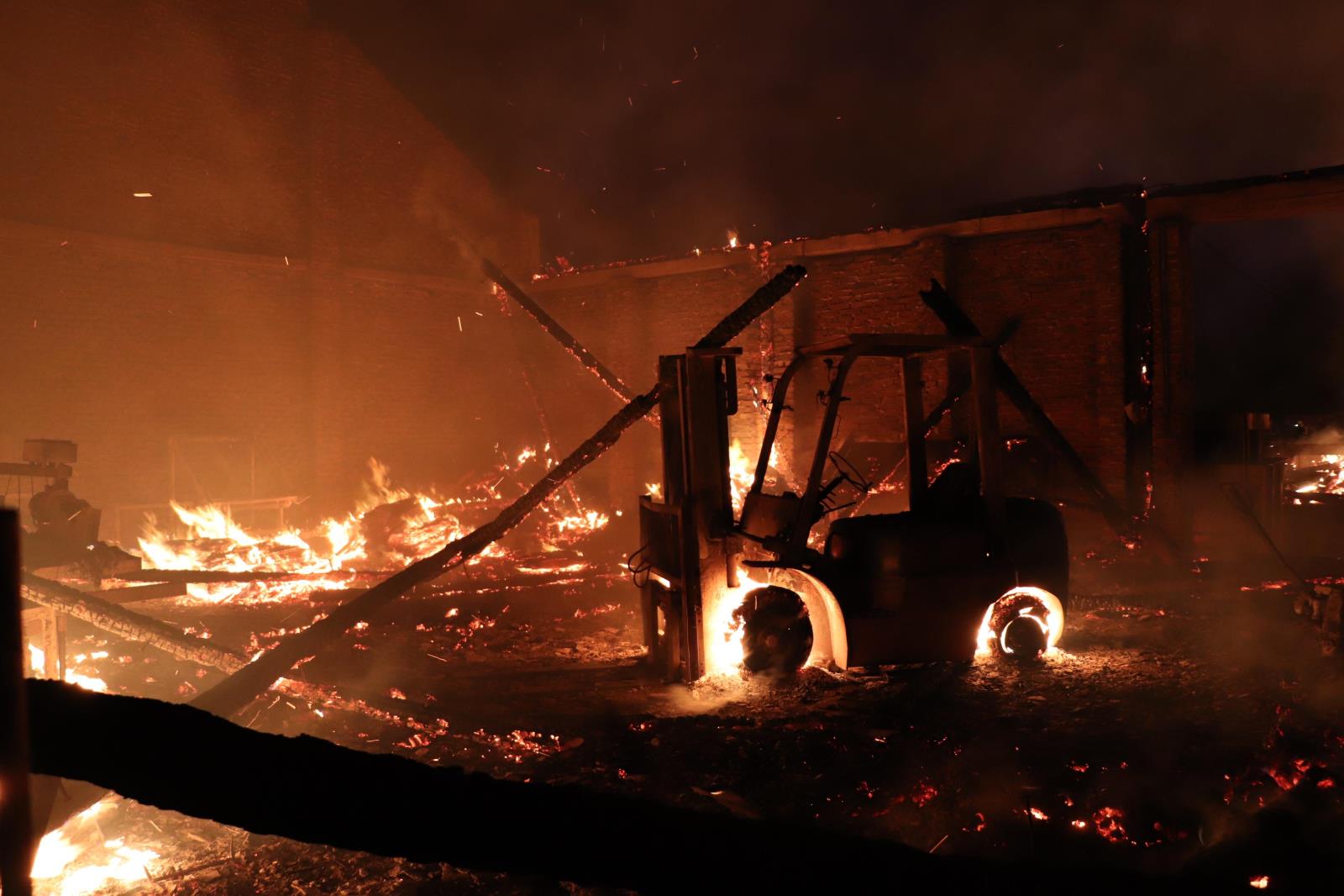 Požár pily, Mirkovice - 26. 4. 2019 (52).JPG