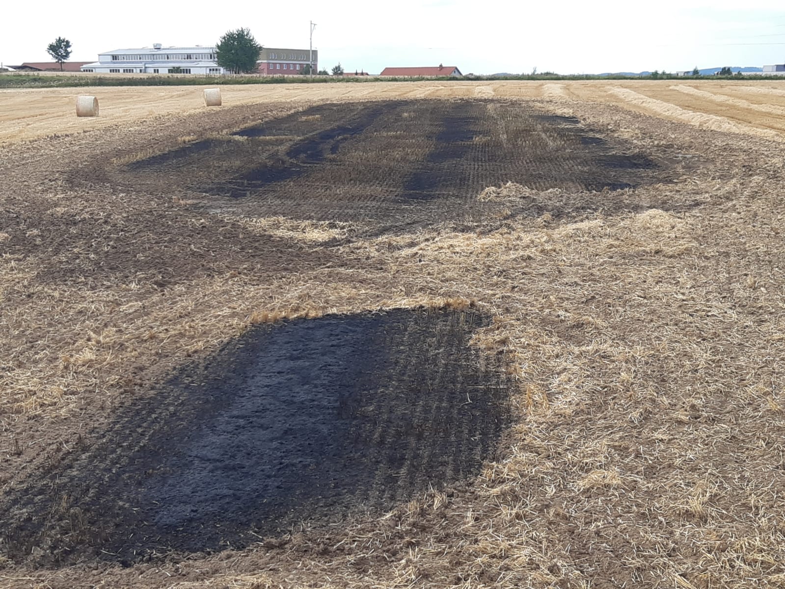 Požár pole a balíků, Libějice - 9. 7. 2019 (1).jpg