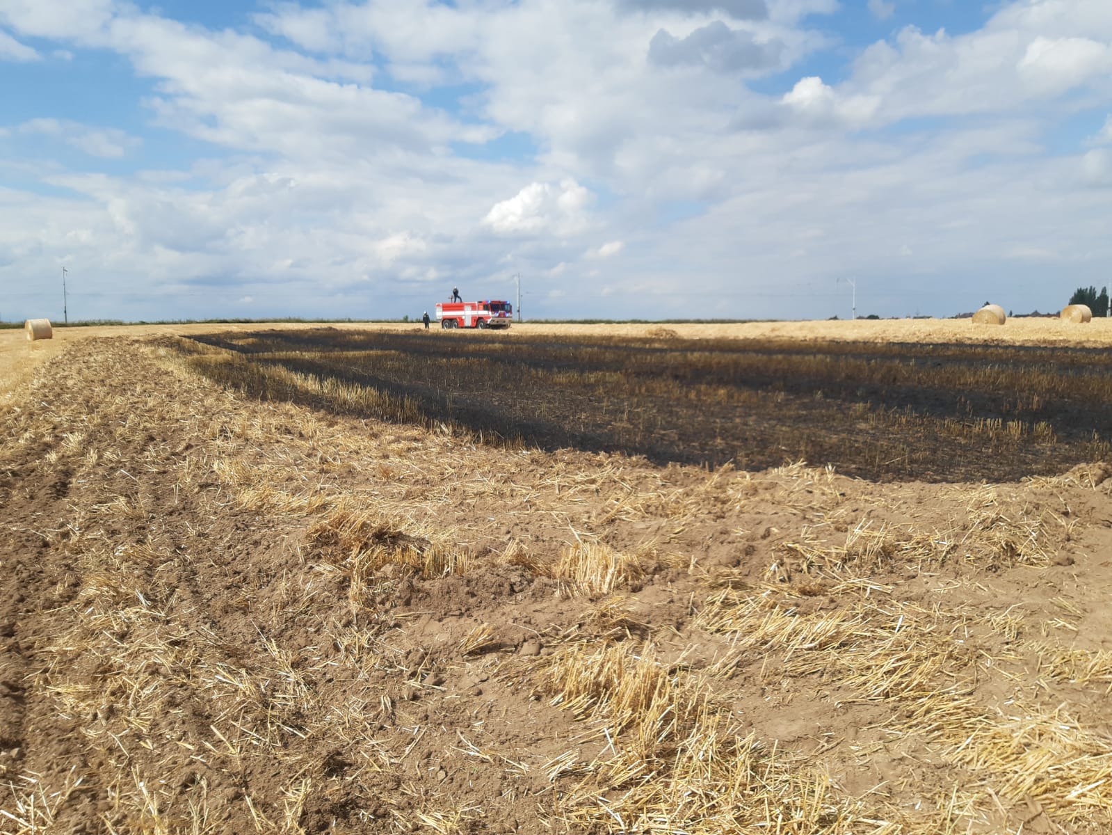 Požár pole a balíků, Libějice - 9. 7. 2019 (4).jpg