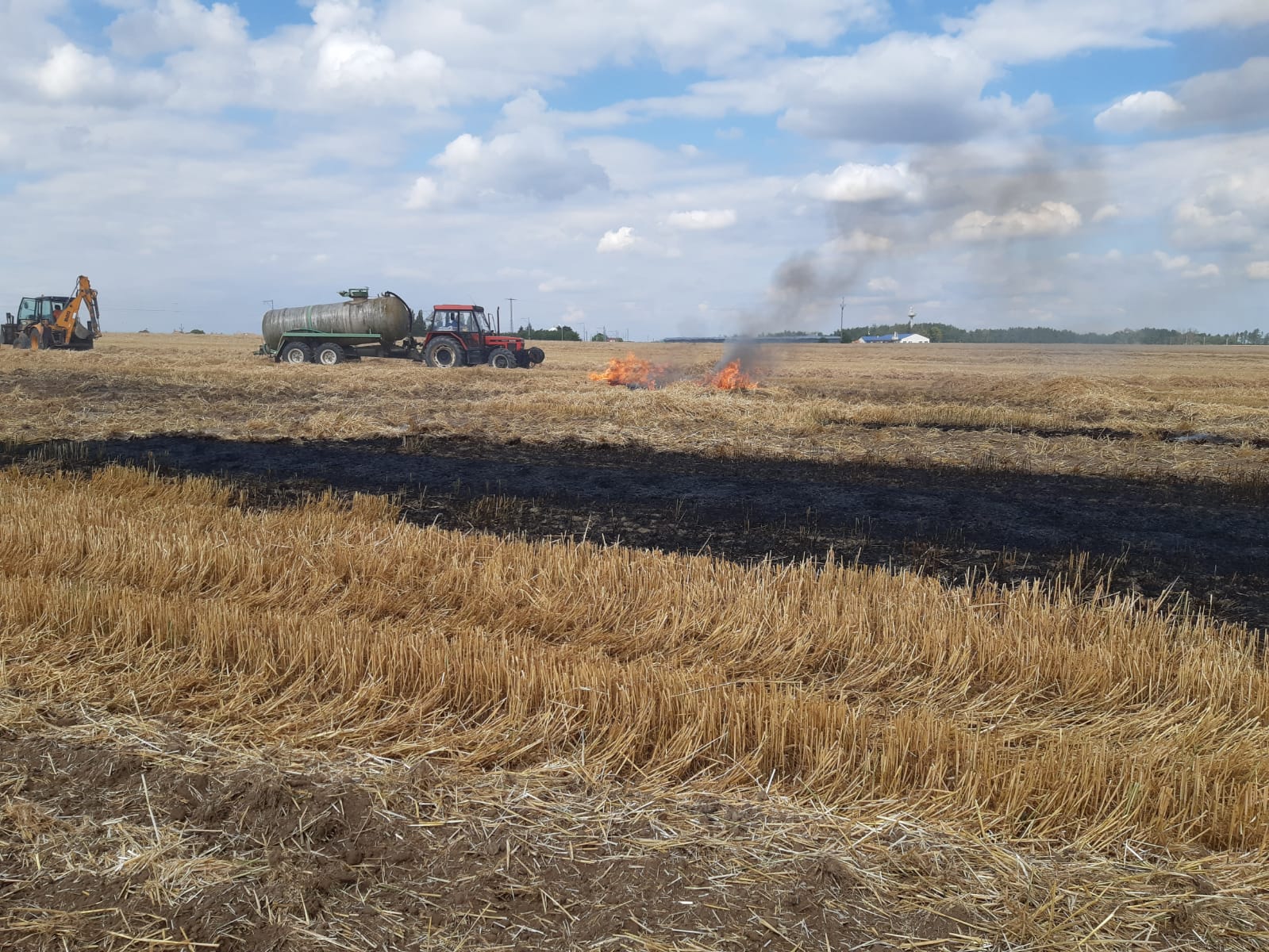 Požár pole a balíků, Libějice - 9. 7. 2019 (5).jpg