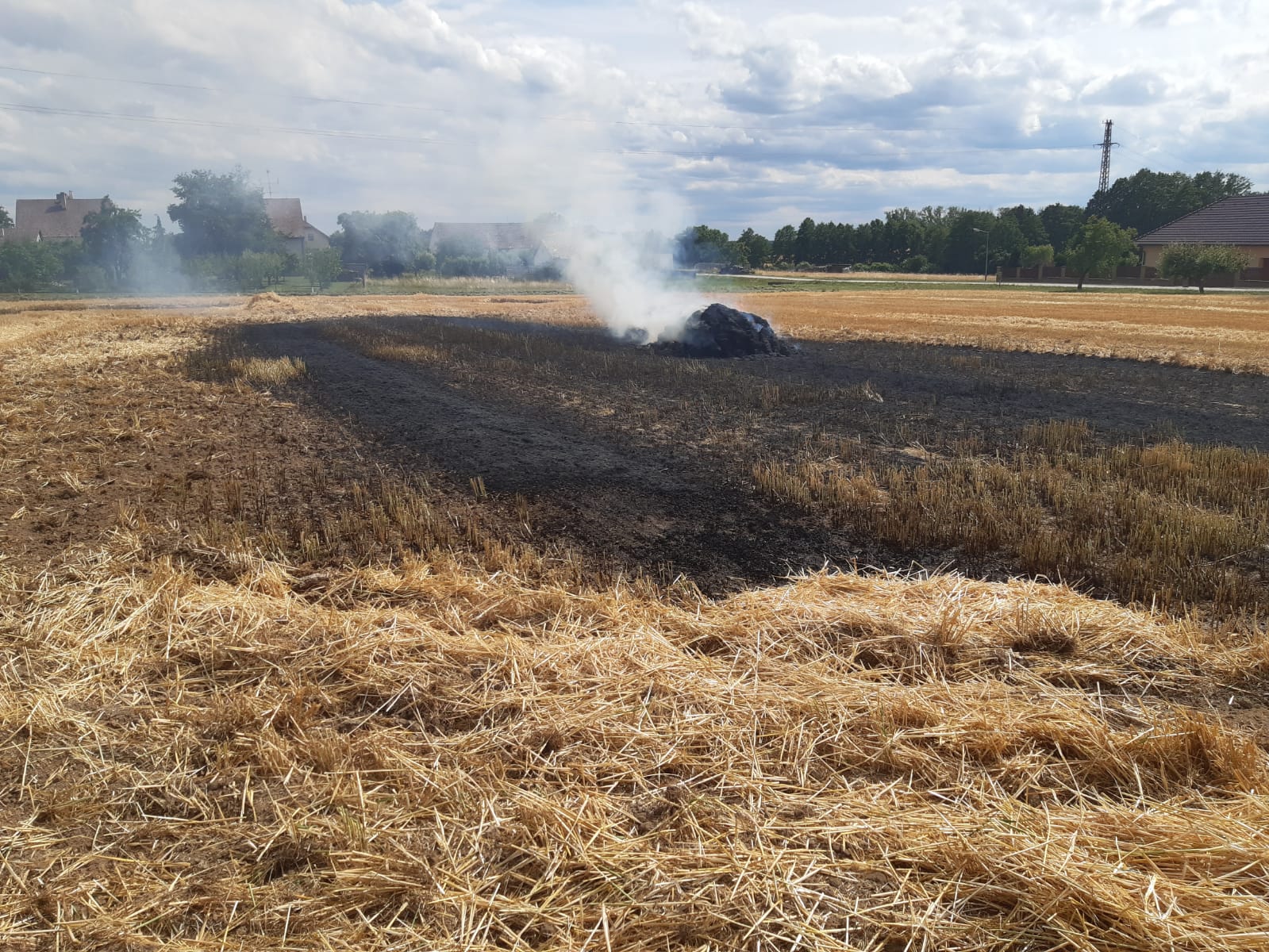 Požár pole a balíků, Libějice - 9. 7. 2019 (7).jpg