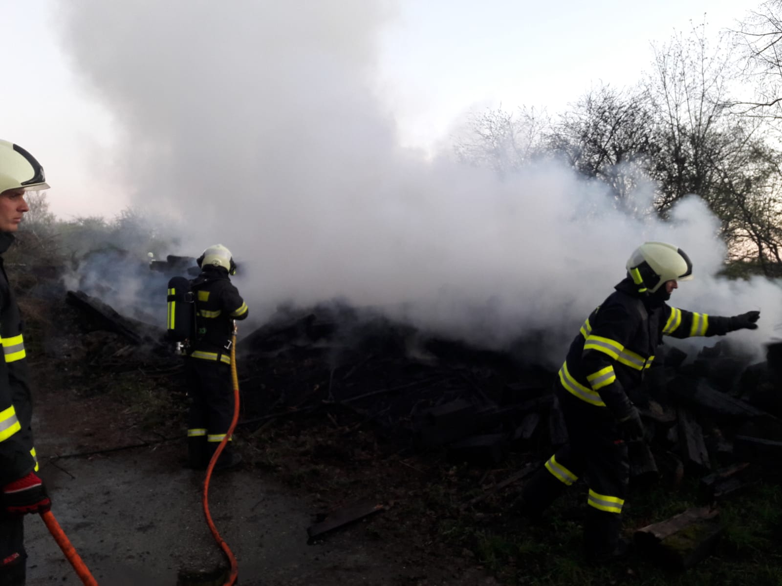 Požár pražců, Nová Včelnice - 20. 4. 2019 (1).jpg