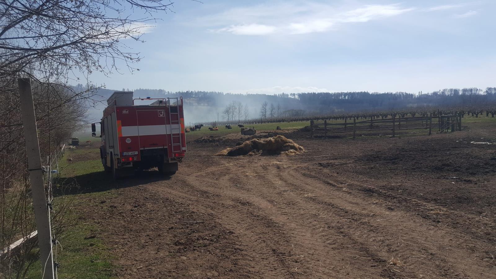 Požár přístřešku, Truskovice - 14. 4. 2022 (2).jpg