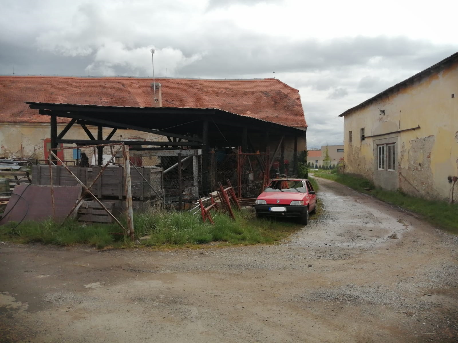 Požár přístřešku a aut, Rovná - 17. 5. 2021 (1).jpg