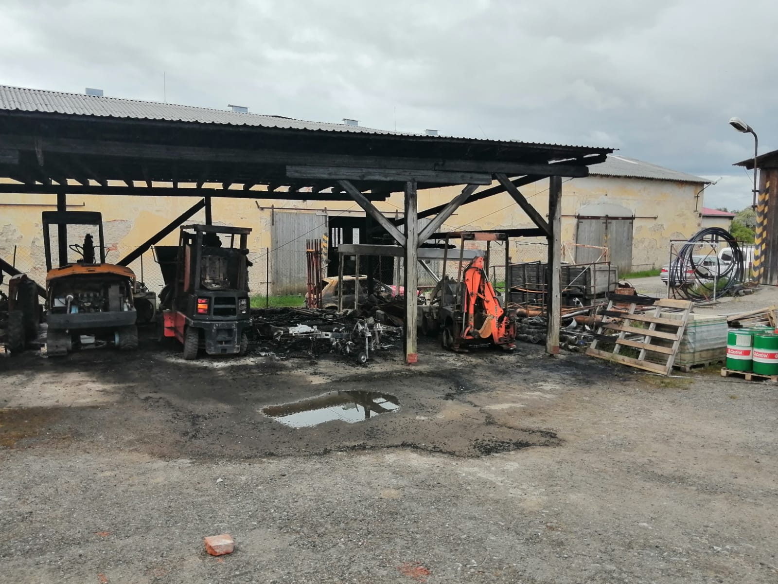 Požár přístřešku a aut, Rovná - 17. 5. 2021 (4).jpg