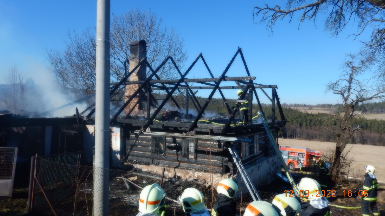 Požár roubenky, Vrbice - 12. 3. 2022 (5).JPG