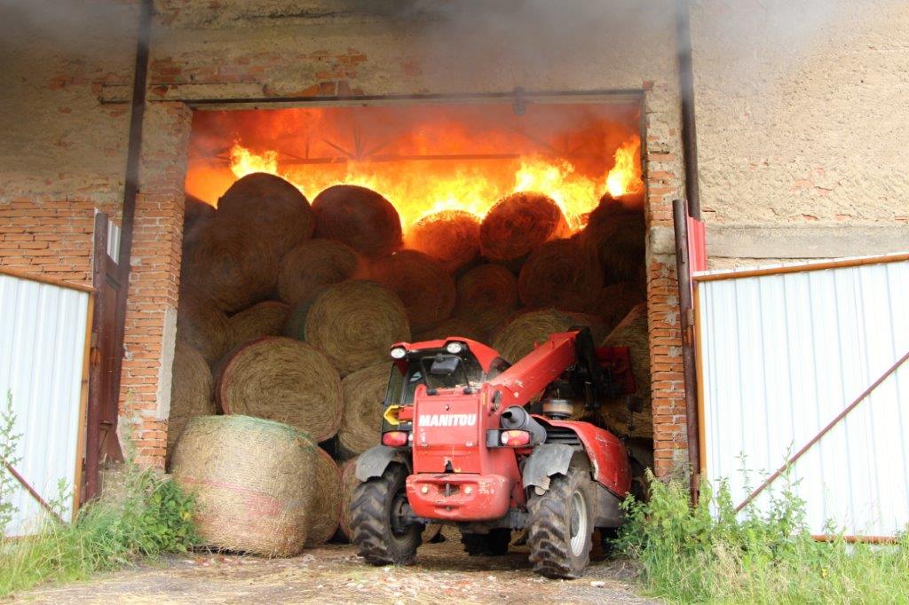 Požár seníku Hliněná (1).jpg