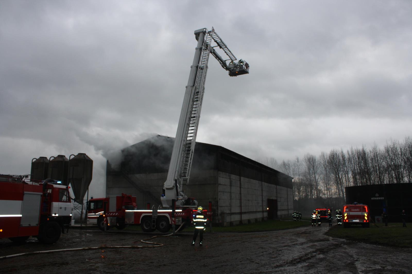 Požár skladu, Lhota pod Horami - 2. 12. 2016 (2).JPG