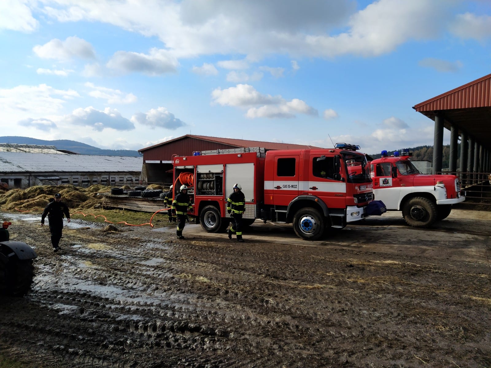 Požár skladu, Smědeč - 9. 4. 2022 (5).jpg