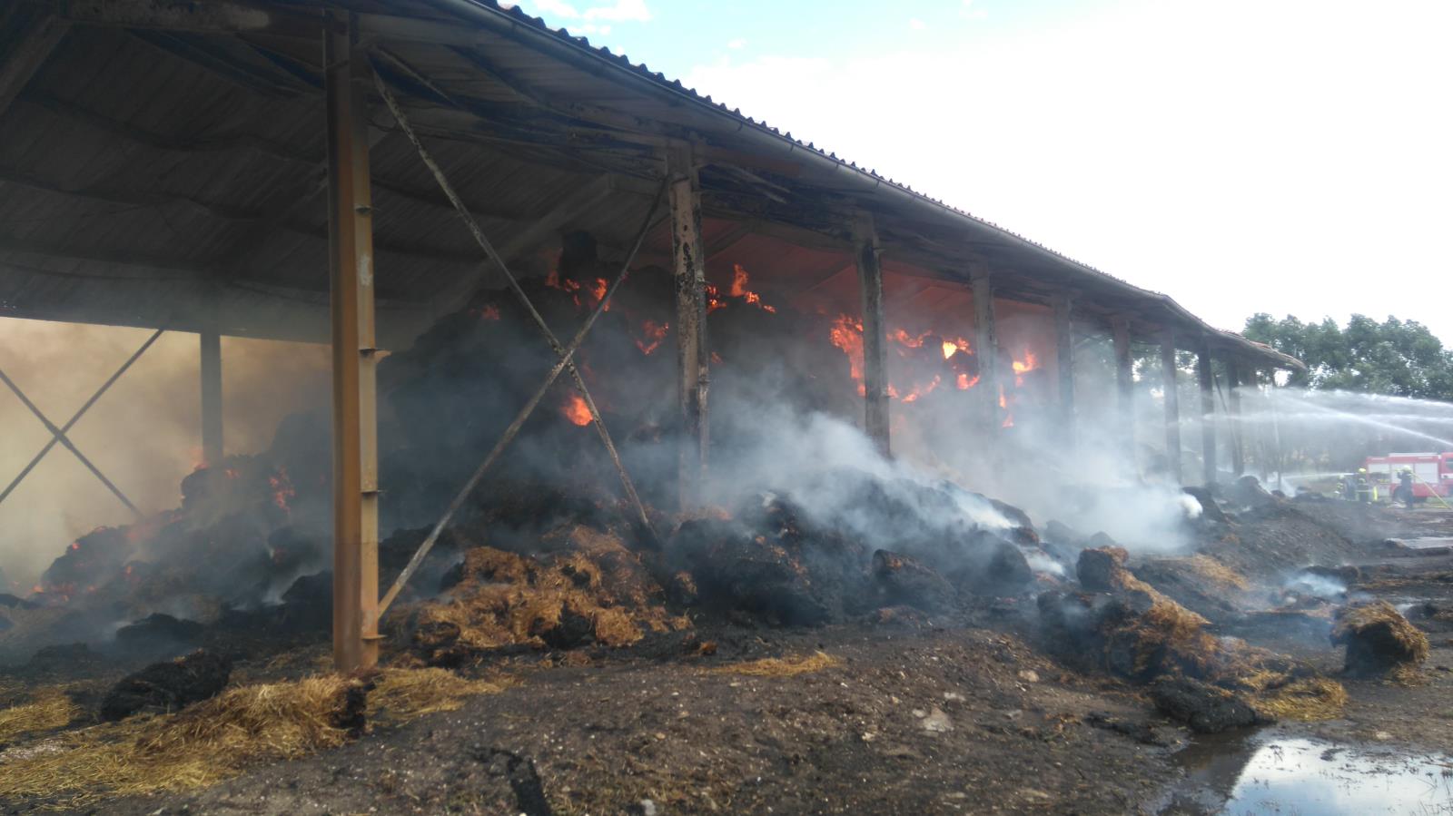 Požár skladu, Střelské Hoštice - 21. 7. 2019 (4).JPG