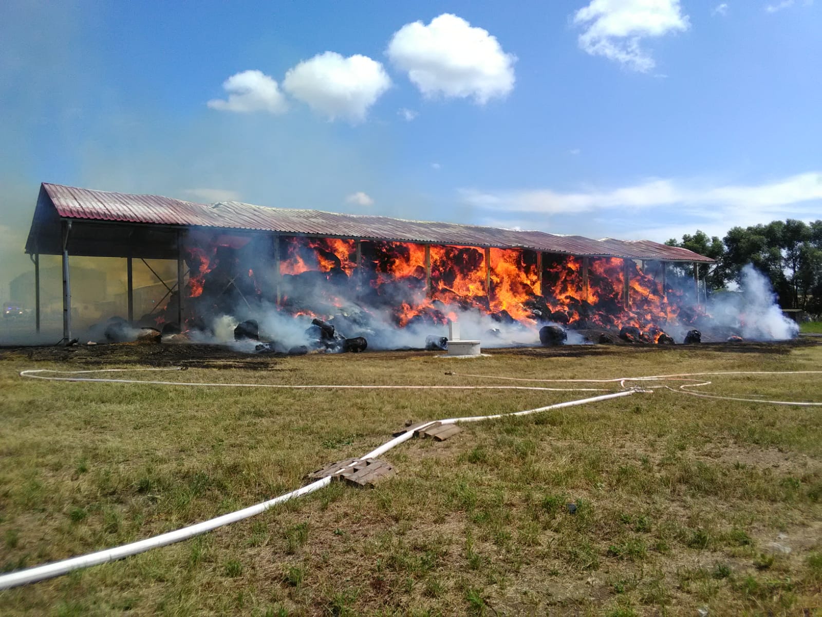 Požár skladu, Střelské Hoštice - 21. 7. 2019 (7).jpg