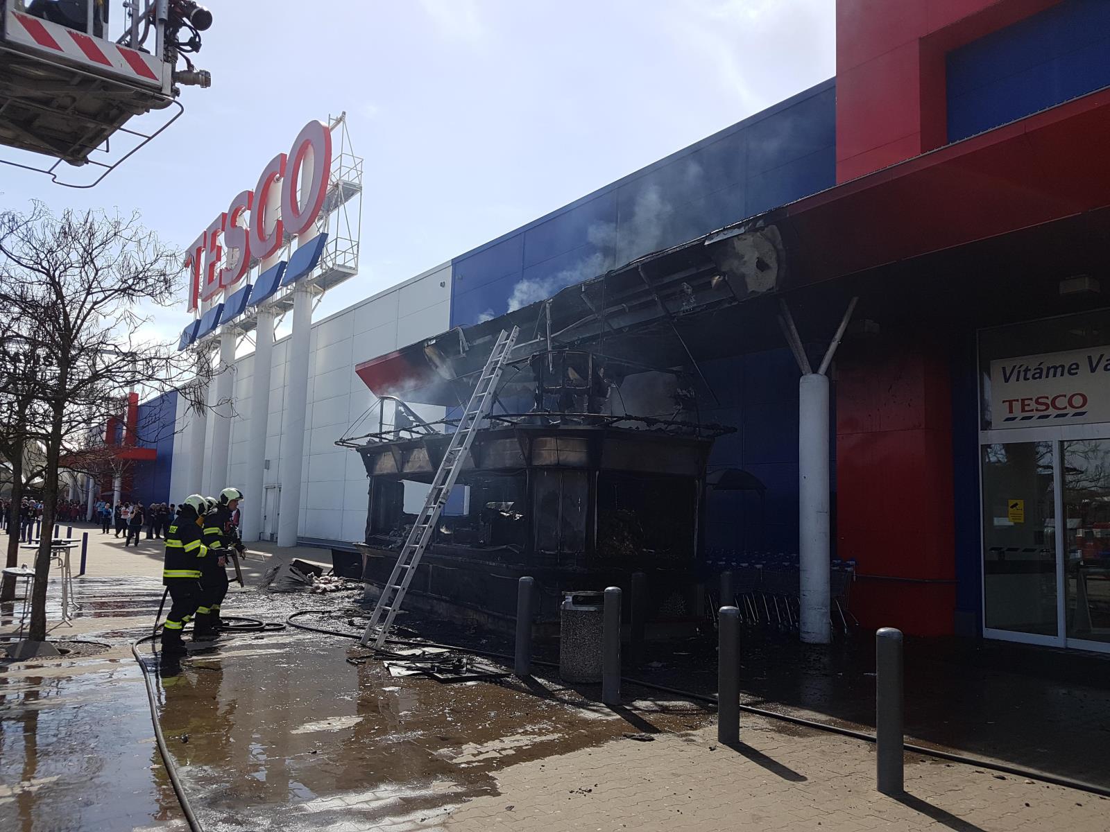 Požár stánku Tesco, České Budějovice - 4. 4. 2018 (2).jpg
