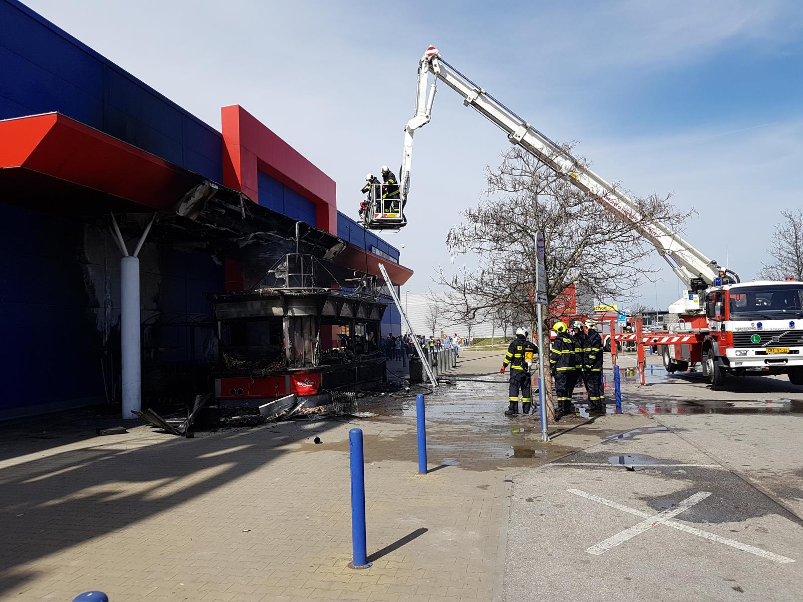 Požár stánku Tesco, České Budějovice - 4. 4. 2018 (5).jpg