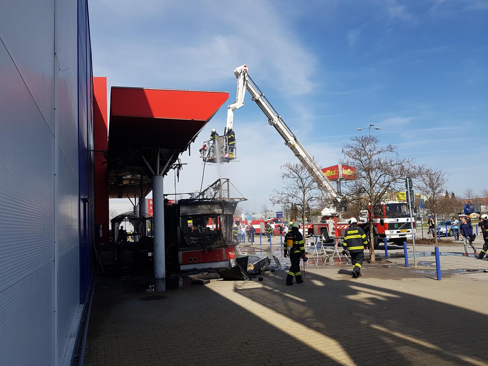 Požár stánku Tesco, České Budějovice - 4. 4. 2018 (6).jpg