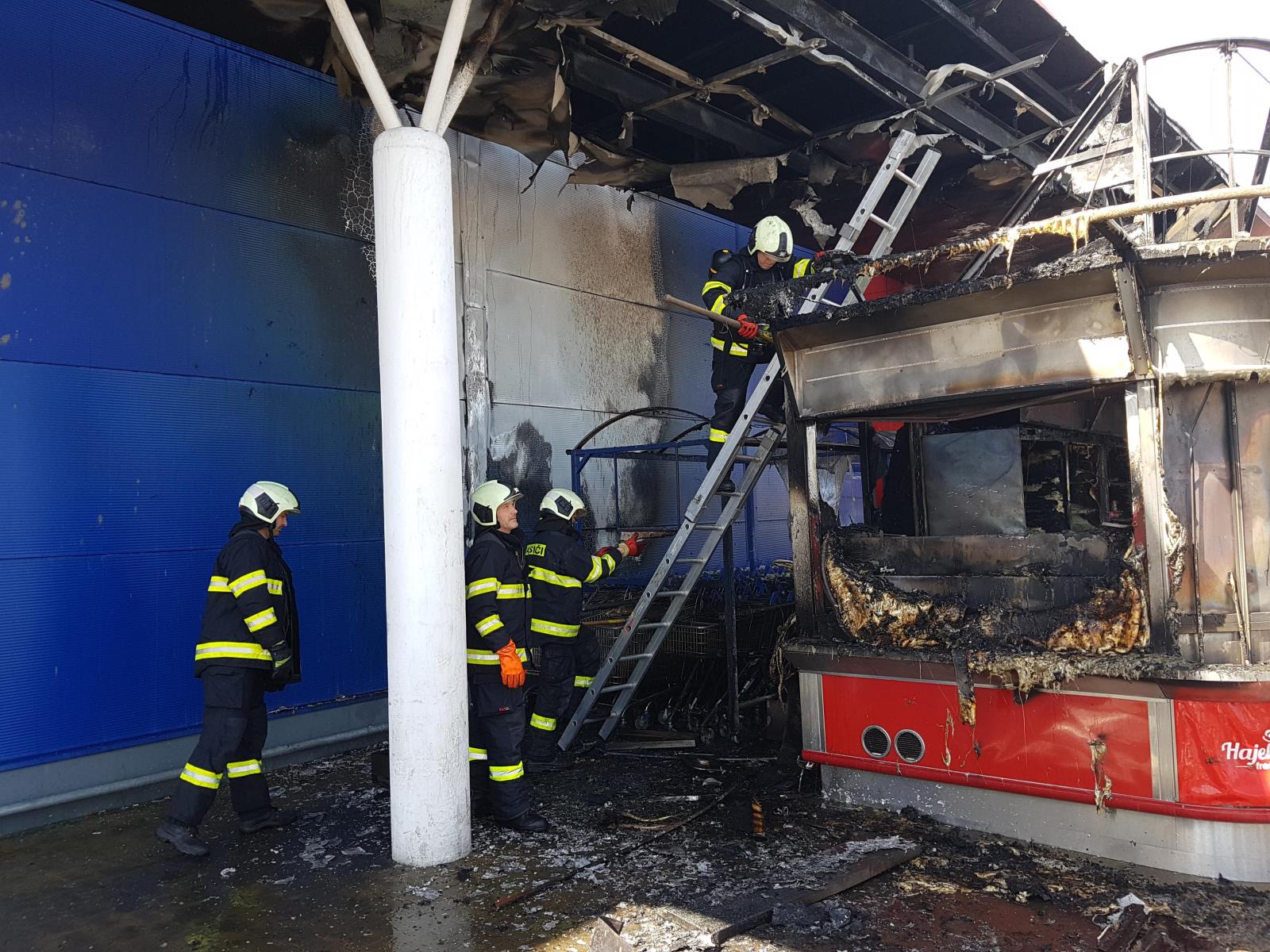 Požár stánku Tesco, České Budějovice - 4. 4. 2018 (8).jpg