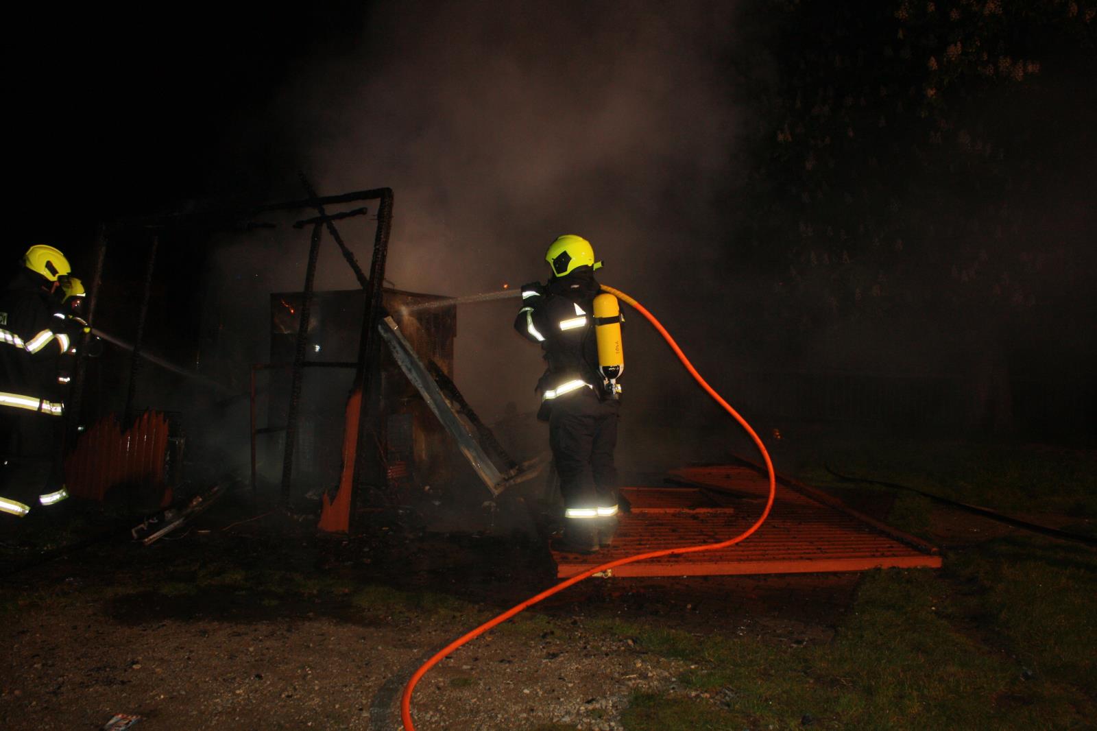 Požár stánku na zmrzlinu, Hluboká n.V. , 17.5.2019 003.JPG