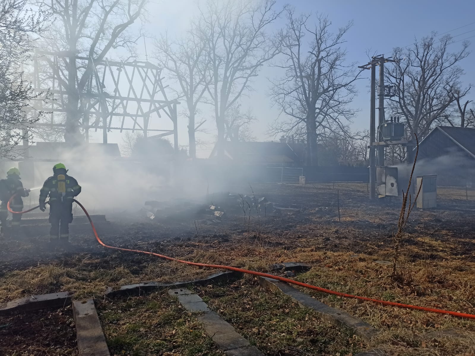 Požár stodoly, Hluboká nad Vltavou - 20. 3. 2022 (2).jpg