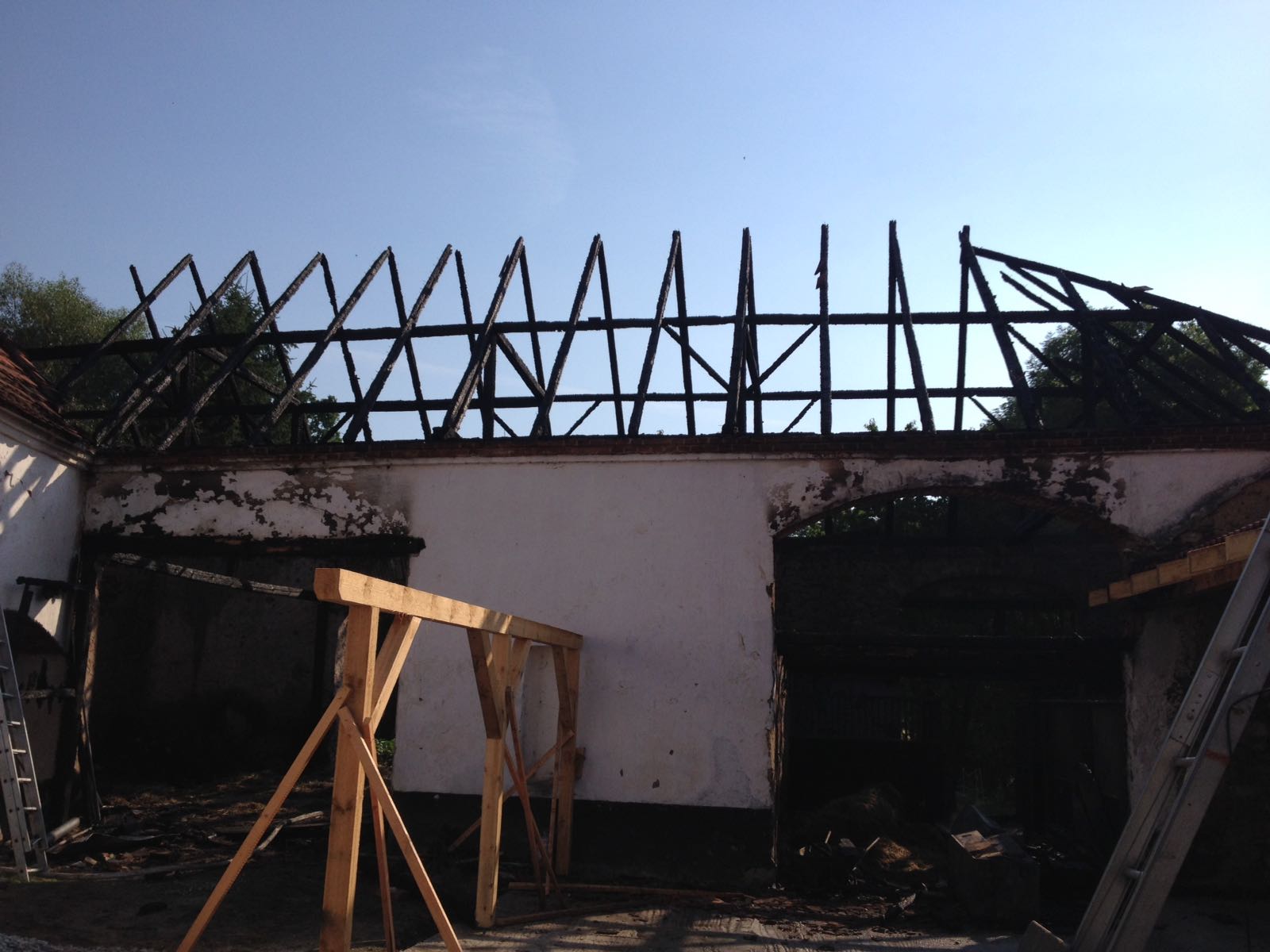 Požár stodoly s konírnou, Chvalovice - 9. 7. 2017 (2).jpg