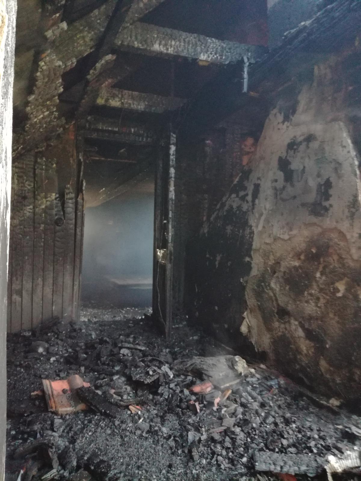 Požár střechy, Kostelec nad Vltavou - 18. 4. 2019 (10).jpg