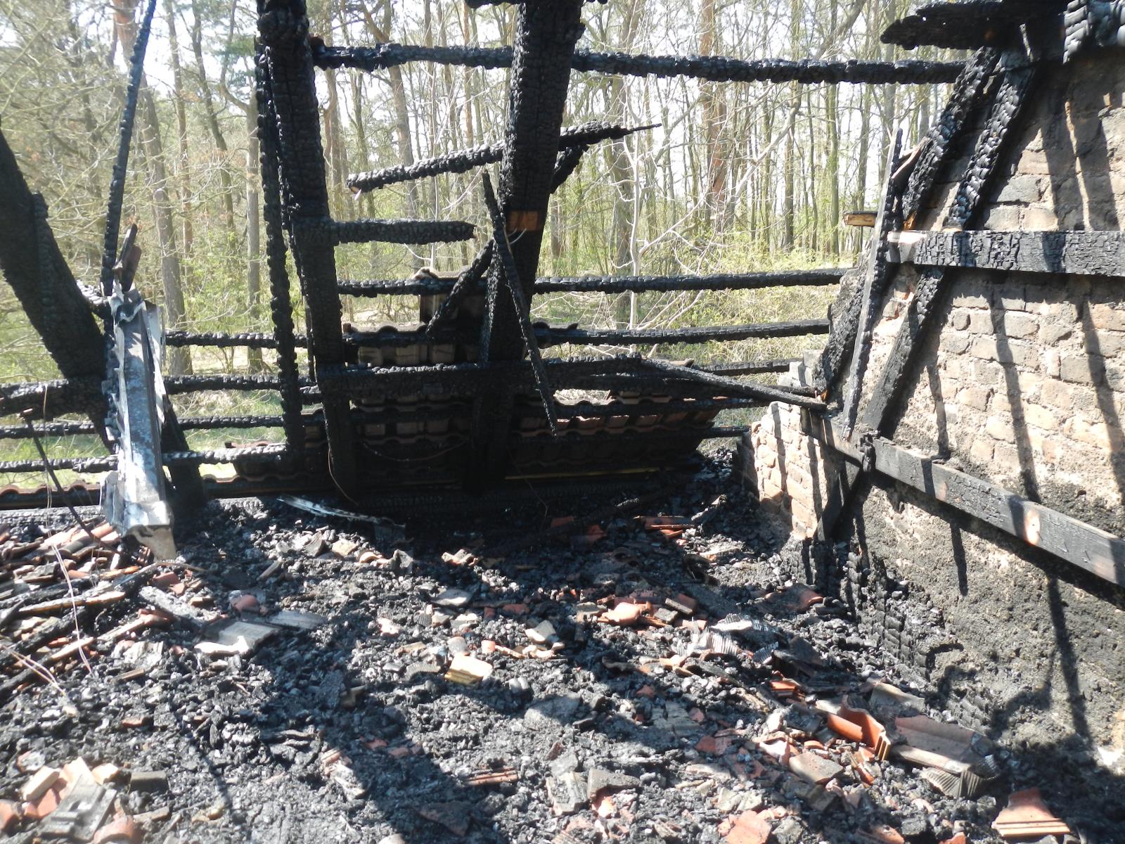 Požár střechy, Kostelec nad Vltavou - 18. 4. 2019 (2).JPG