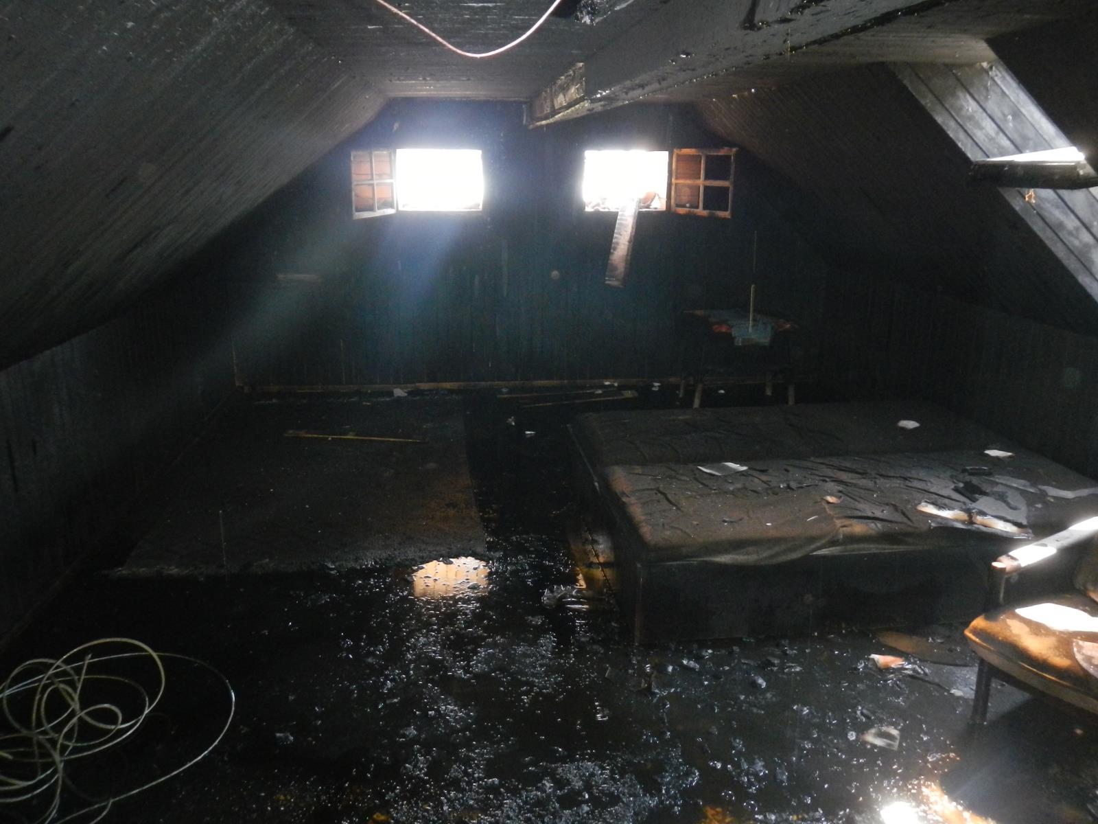 Požár střechy, Kostelec nad Vltavou - 18. 4. 2019 (5).JPG