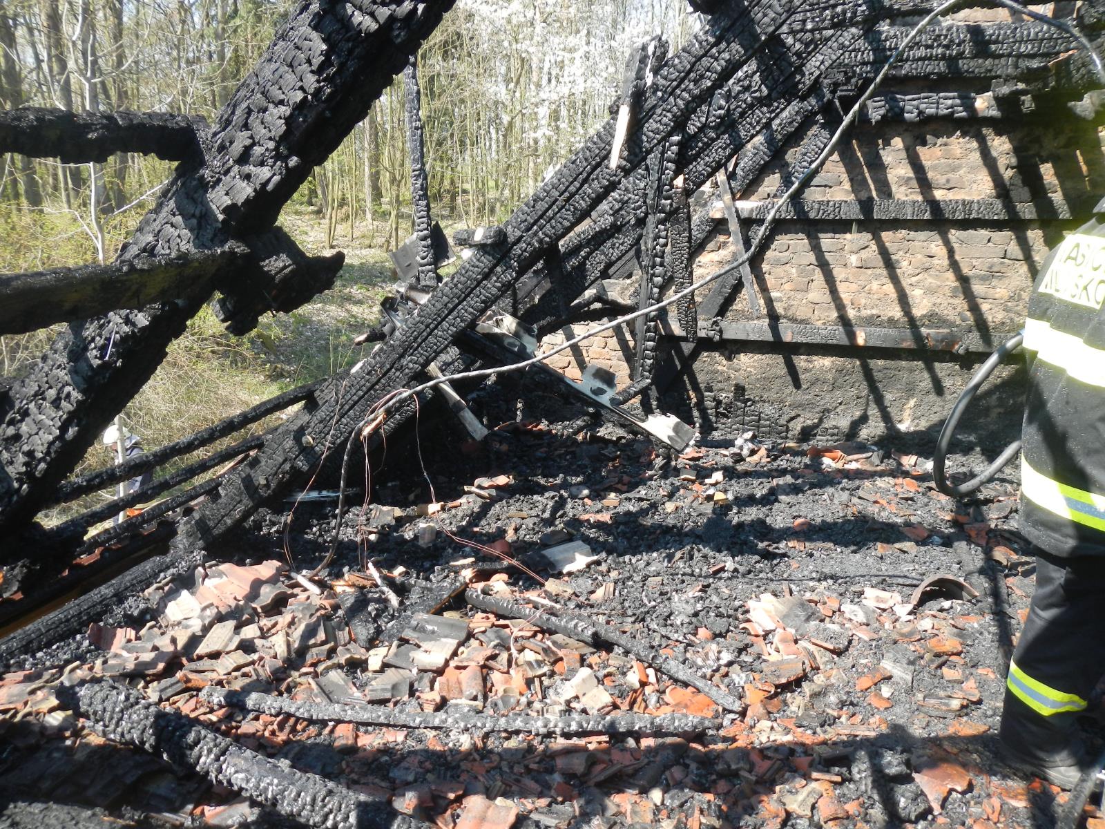 Požár střechy, Kostelec nad Vltavou - 18. 4. 2019 (6).JPG