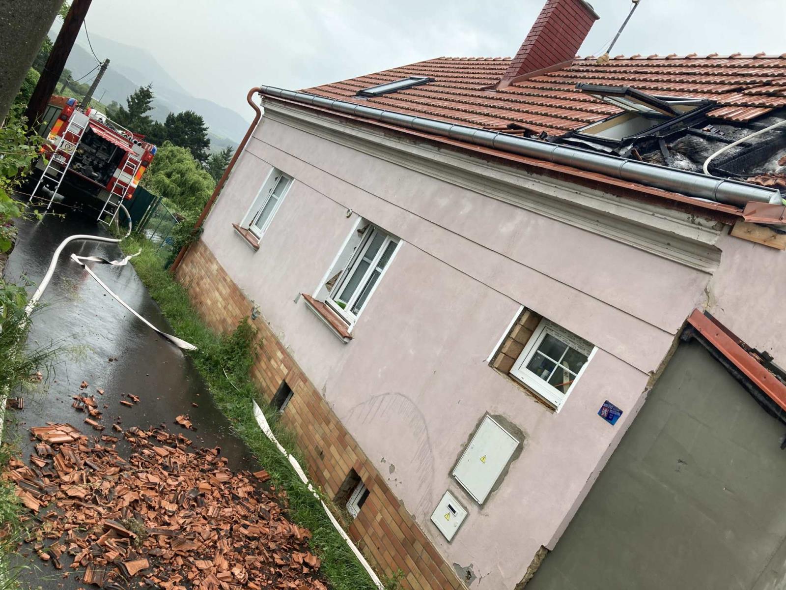 Požár střechy RD (2).jpeg
