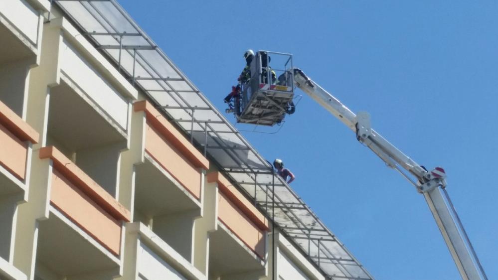 Požár střechy domova důchodců, České Budějovice - 24. 6. 2016 (1).jpg