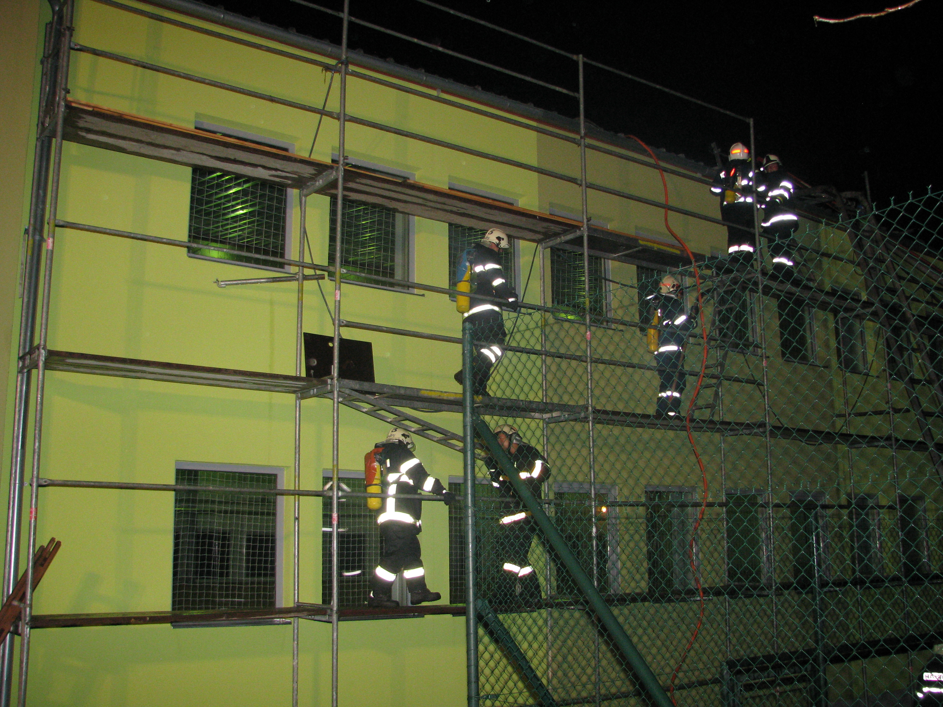 Požár střechy tělocvičny, Miřetice - 12. 7. 2016 (1).JPG