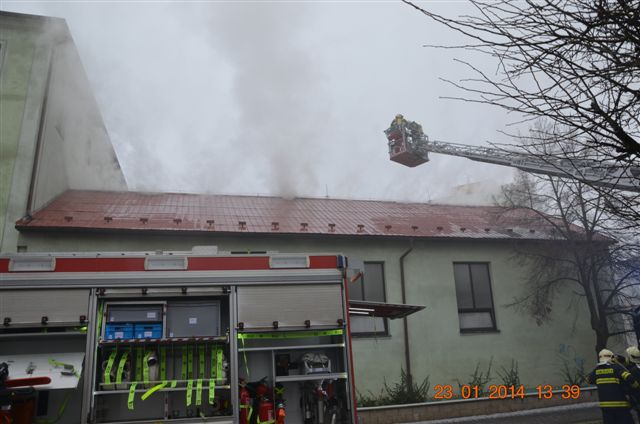 Požár střechy tělocvičny Chomutov 1.jpg