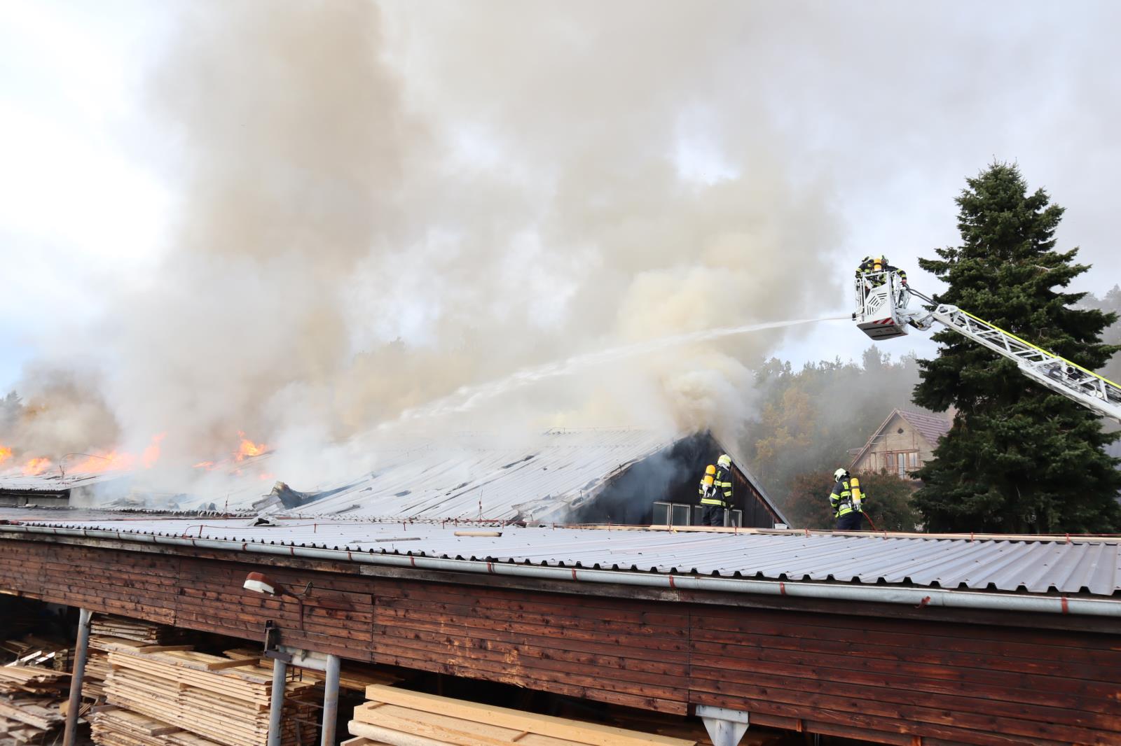 Požár truhlárny, Podolí - 21. 10. 2021 (8).JPG
