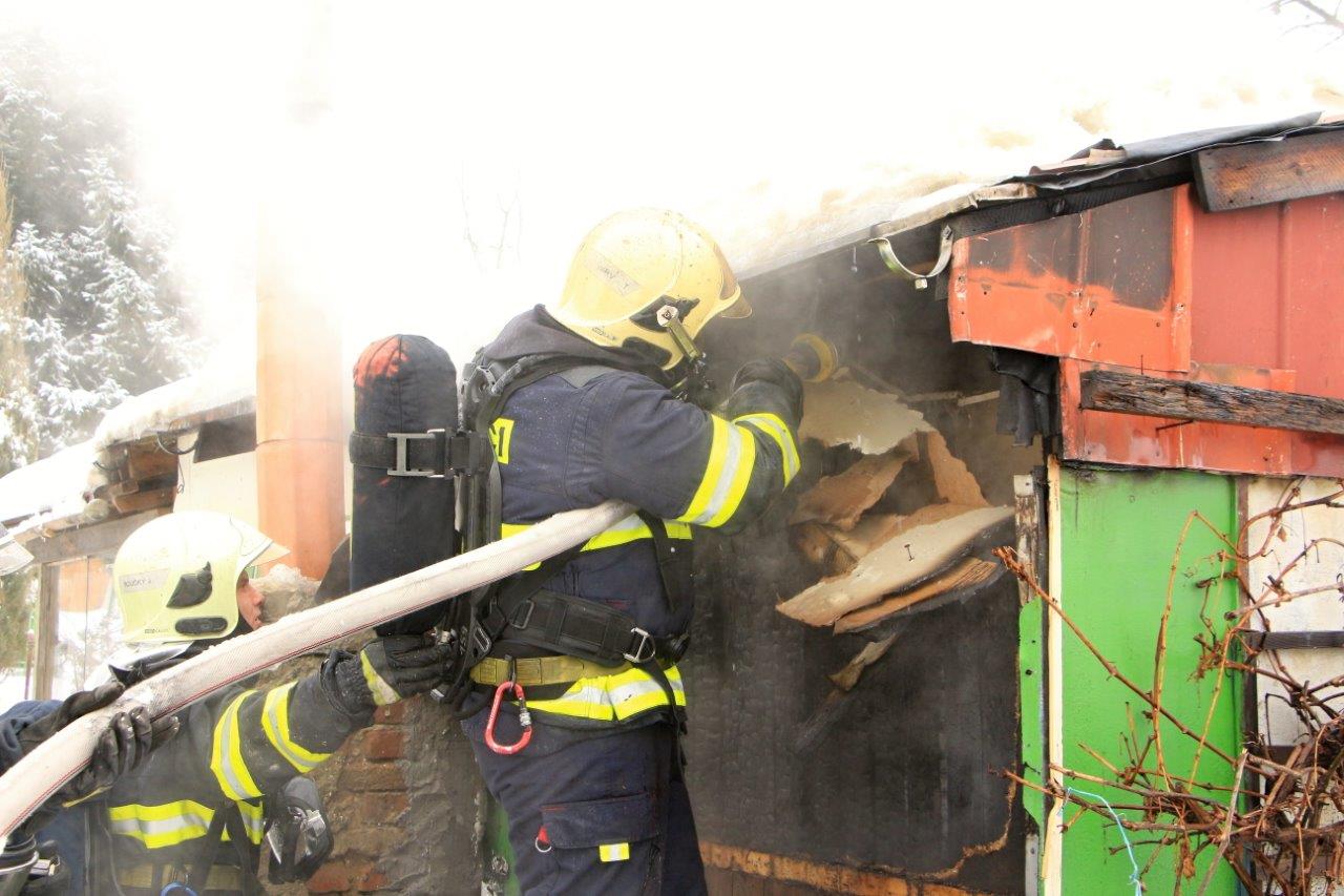 Požár zahradní chatky Děčín (3).jpg